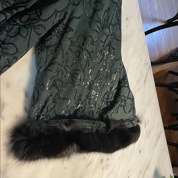 Elegant Green Jacket with Faux Fur Trim - Picture 3 of 10